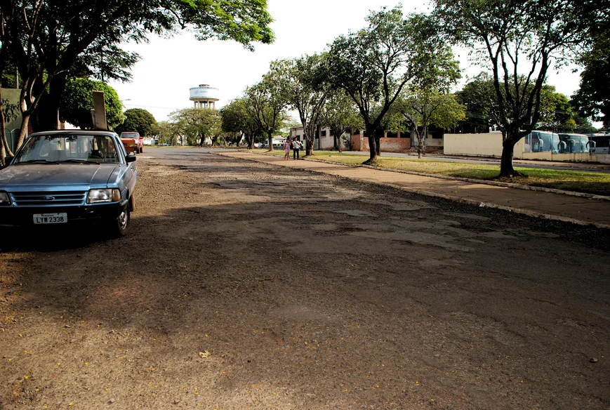Rua antes do recapeamento, conforme foto da revista