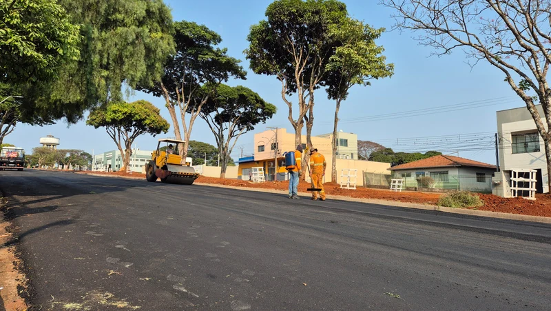 Rua com pavimentação nova, apresentada na revista como depois